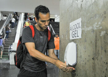 Projeto torna obrigatória oferta de álcool em gel em locais públicos — Senado Notícias