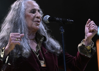 Maria Bethânia chega aos 80 anos como referência da música brasileira