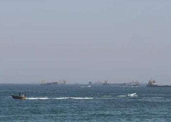 EUA lançam novos ataques ao Irã; forças iranianas fecham Ormuz