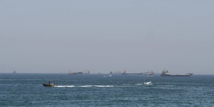 EUA lançam novos ataques ao Irã; forças iranianas fecham Ormuz