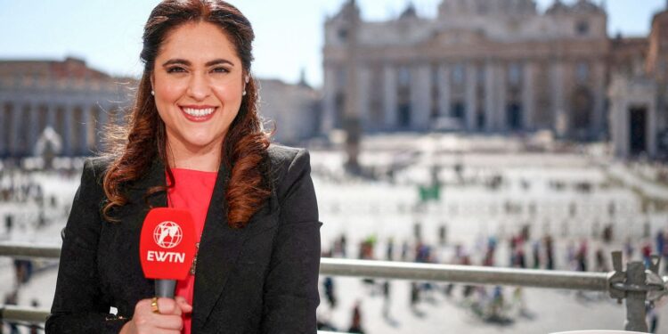 Papa nomeia primeira mulher para liderar comunicações do Vaticano