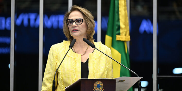 Damares celebra Dia da Marinha e destaca apoio à população da Região Norte — Senado Notícias