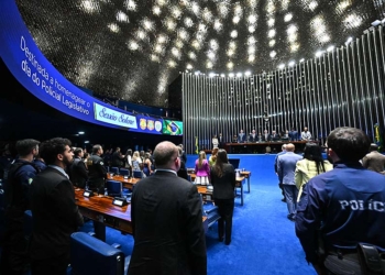 Papel do policial legislativo é reconhecido em sessão solene: ‘guardiões’ — Senado Notícias