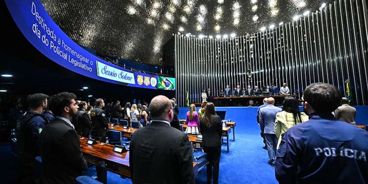 Papel do policial legislativo é reconhecido em sessão solene: ‘guardiões’ — Senado Notícias