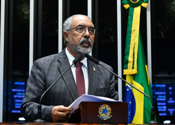Condecorado pela Assembleia Legislativa do RS, Paim relembra trajetória — Senado Notícias