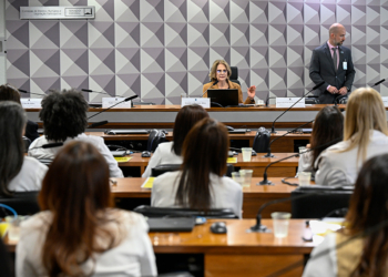 Debatedores divergem na CDH sobre medicamentos injetáveis manipulados — Senado Notícias