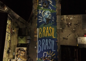 Pintura ressignifica rua marcada por operação letal no Rio de Janeiro