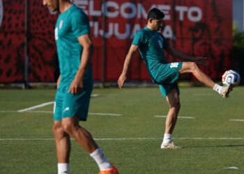 Em carta deixada em vestiário, seleção iraniana pede paz entre nações