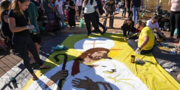 Jovens no DF se unem por tapetes de Corpus Christi e “jejum” de telas