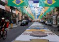 Ruas decoradas para Copa do Mundo reforçam vínculo comunitário no Rio