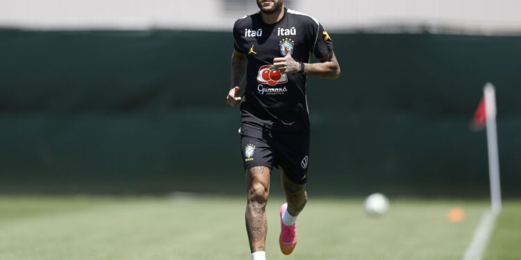 Neymar vai a campo pela primeira vez em treino da seleção brasileira