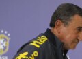Parreira permanece internado na UTI com quadro de infecção pulmonar
