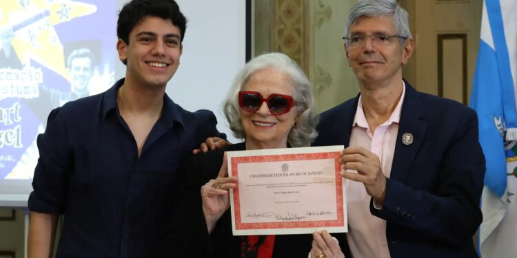 UFRJ dá diploma 55 anos depois da morte de Stuart Angel