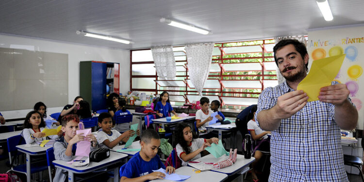 Lei inclui educação política e cidadania no currículo da educação básica — Senado Notícias