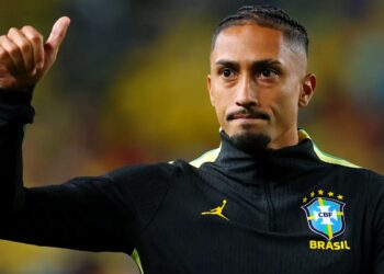 Festejado, Raphinha treina e se aproxima de retorno à Copa do Mundo