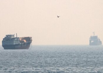 Trump recua e desiste de cobrar taxa sobre navios no Estreito de Ormuz