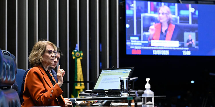 Damares condena ataques que recebeu de seu próprio campo político — Senado Notícias