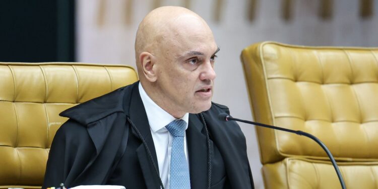 Moraes dá 10 dias para PF ouvir Flávio em caso de calúnia contra Lula 