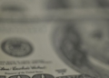 Dólar recua, bolsa cai e petróleo dispara com tensão no Oriente Médio