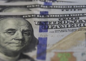 Dólar cai para R$ 5,07, no menor nível em um mês