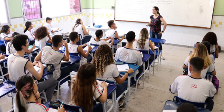 Lei garante licença remunerada para pós-graduação de professores da rede pública — Senado Notícias