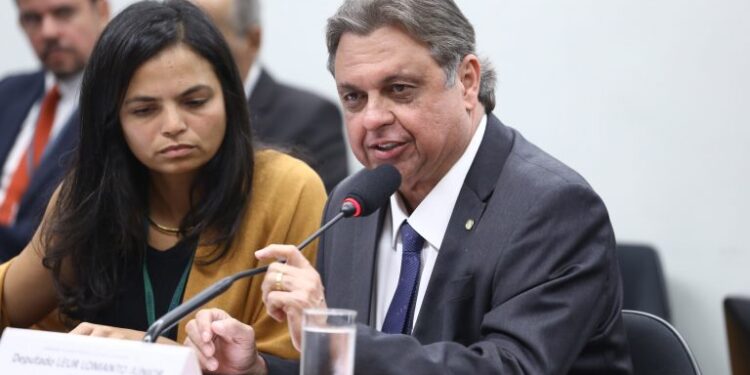 Comissão de Constituição e Justiça aprova proposta que regulamenta profissão de coletor de lixo – Notícias