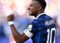 De pênalti, França vence retranca do Paraguai e se classifica na Copa