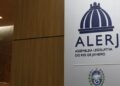 Deputados do RJ aprovam tornozeleira rosa para agressores de mulheres