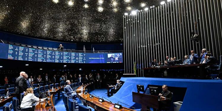 Aprovadas penas mais severas para violência sexual digital contra menores — Senado Notícias