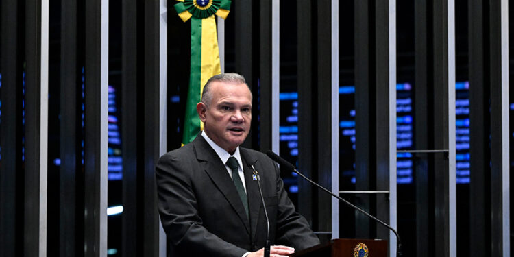 Wellington Fagundes pede apoio a projeto que reforça combate ao feminicídio — Senado Notícias