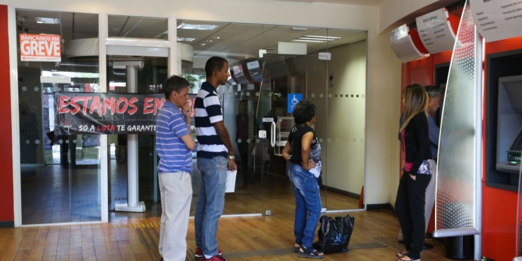 Bancários fazem paralisação nacional de 24 horas nesta quinta-feira